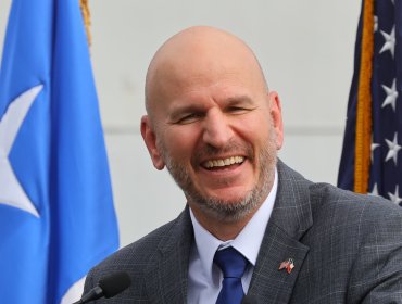 Cadem: 48% respalda dichos de embajador de EE.UU. sobre el estallido social, pero 62% rechaza que intervenga en la política chilena