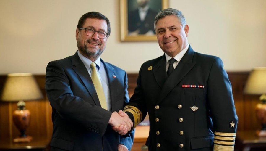 Canciller se reunió en Valparaíso con comandante en jefe de la Armada tras dichos en Argentina sobre el Estrecho de Magallanes