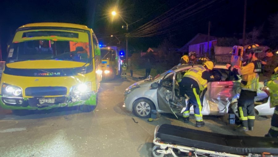 Un lesionado y un detenido deja colisión entre microbús y automóvil en Quilpué