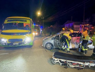 Un lesionado y un detenido deja colisión entre microbús y automóvil en Quilpué