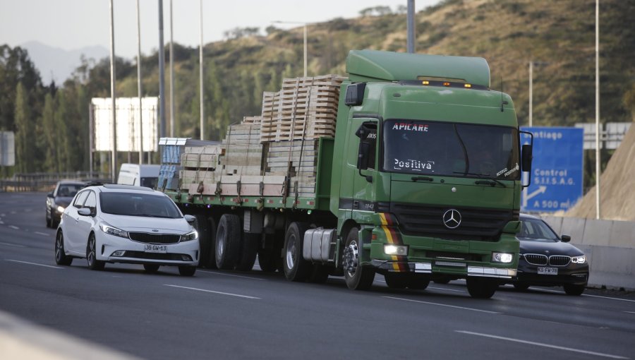 Dueños de camiones advierten que el sector absorbe "todos los costos" tras nueva y fuerte alza del diésel