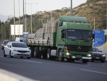 Dueños de camiones advierten que el sector absorbe "todos los costos" tras nueva y fuerte alza del diésel
