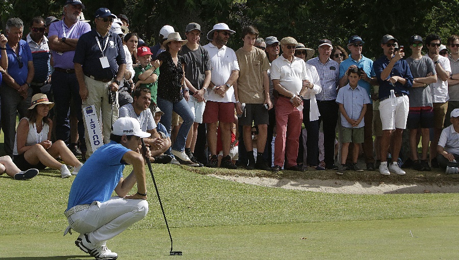 Joaquín Niemann avanza al tercer puesto y pelea el título del Abierto de Irlanda