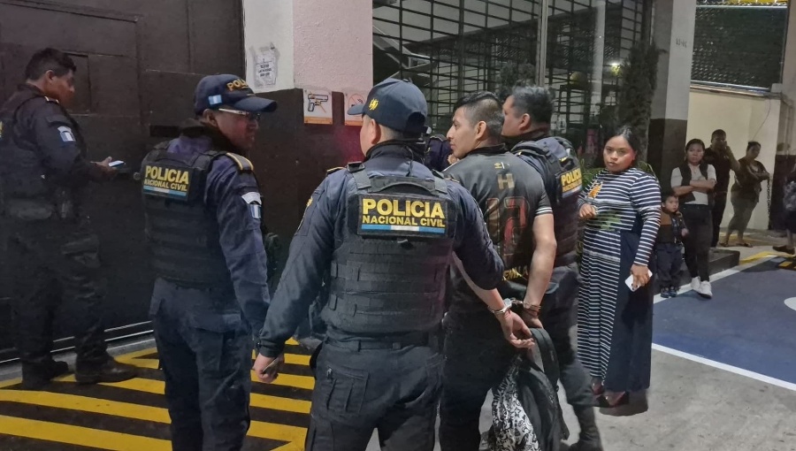 Policía de Guatemala levanta bloqueos en carreteras tras protestas por alza en el precio del combustible