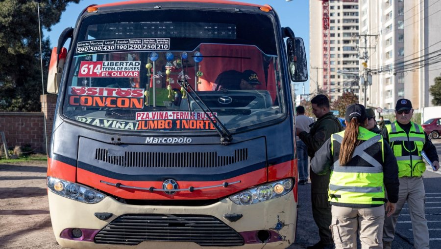 Colisión entre microbuses del transporte público en Concón: aseguran que conductor de línea 605 se habría dado a la fuga