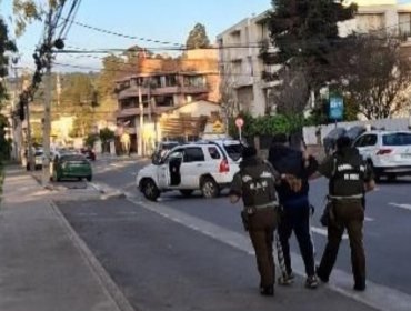 Operativo por robo de vehículo termina con disparos y dos sujetos detenidos en pleno centro de Reñaca