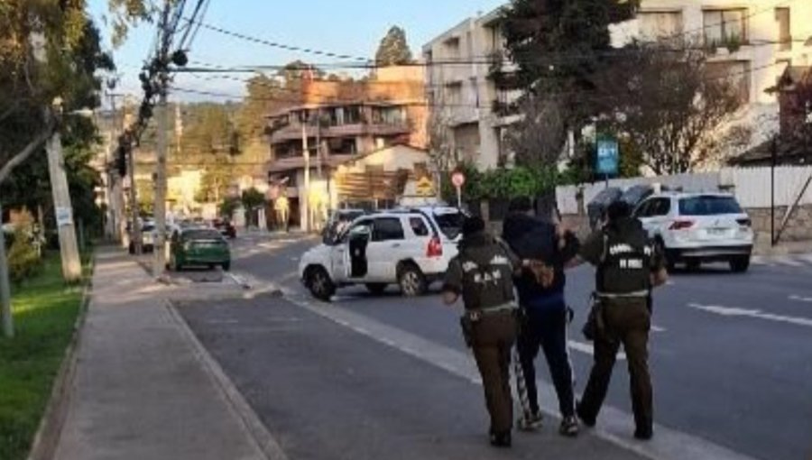 Operativo por robo de vehículo termina con disparos y dos sujetos detenidos en pleno centro de Reñaca