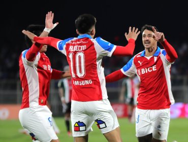 Universidad Católica vence a Palestino con doblete de Fernando Zampedri