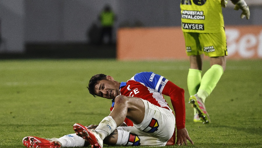 DT de Universidad Católica indignado por lesión de Zampedri en triunfo ante Palestino
