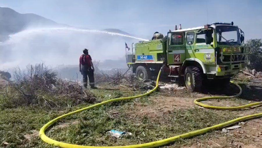 Incendio en basural ilegal moviliza a diversos Cuerpos de Bomberos de la región de Valparaíso al sector del Parque La Victoria de Limache