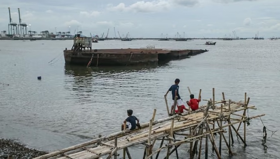 Seis muertos y más de cien rescatados de un barco desaparecido en Indonesia