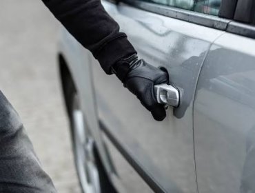 Nuevo portonazo en Viña del Mar: arrebatan vehículo a conductora en la salida de su vivienda en Gómez Carreño
