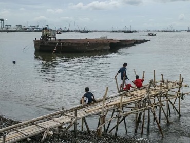 Seis muertos y más de cien rescatados de un barco desaparecido en Indonesia
