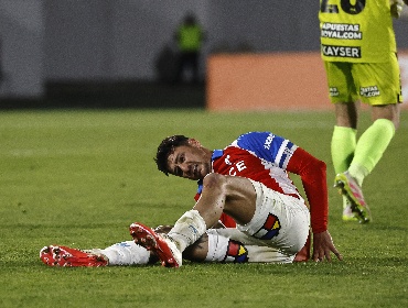 DT de Universidad Católica indignado por lesión de Zampedri en triunfo ante Palestino