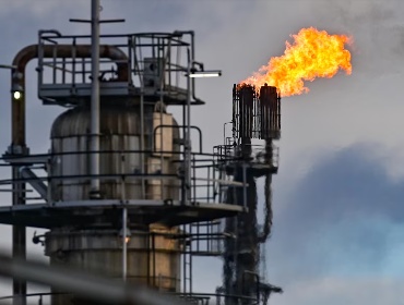 Precio del petróleo se dispara a más de US$ 100 el barril tras cierre de oleoducto saudí