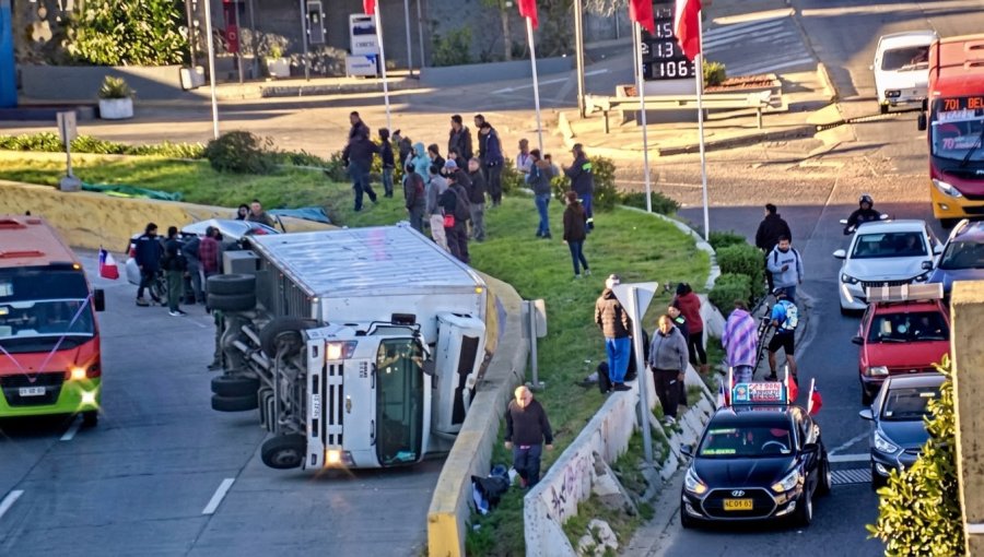 Camión vuelca tras colisionar con vehículo menor en transitado acceso a Valparaíso