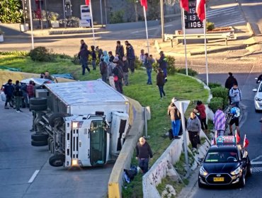 Camión vuelca tras colisionar con vehículo menor en transitado acceso a Valparaíso