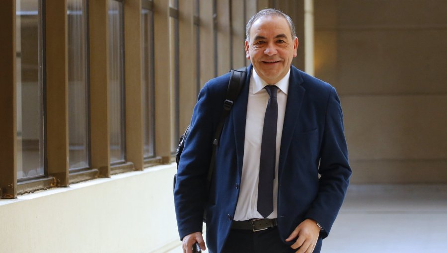 Senador Fidel Espinoza se abre a indultar a enfermos terminales, pero advierte que facultad "se torna peligrosa para presidentes"