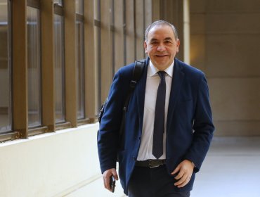 Senador Fidel Espinoza se abre a indultar a enfermos terminales, pero advierte que facultad "se torna peligrosa para presidentes"
