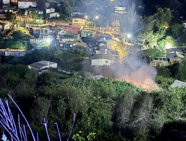 Incendio afecta a dos viviendas y amenaza con propagarse a otras en Playa Ancha