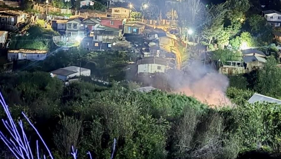Incendio afecta a dos viviendas y amenaza con propagarse a otras en Playa Ancha