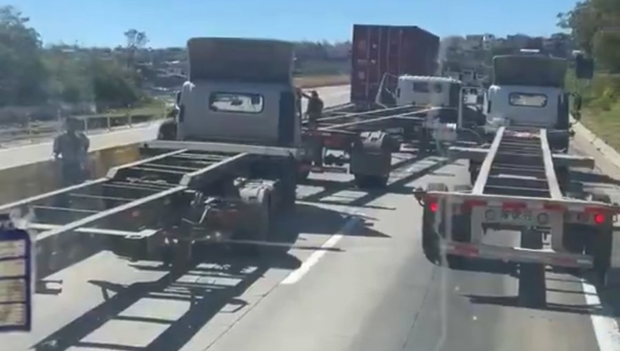 Colisión que involucró a cuatro camiones pesados causó serios estragos viales en el camino La Pólvora de Valparaíso