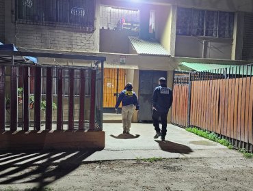 Hombre muere baleado tras recibir a tres desconocidos en su departamento en Pudahuel