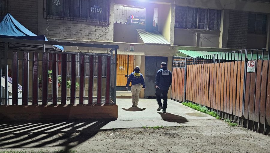 Hombre muere baleado tras recibir a tres desconocidos en su departamento en Pudahuel