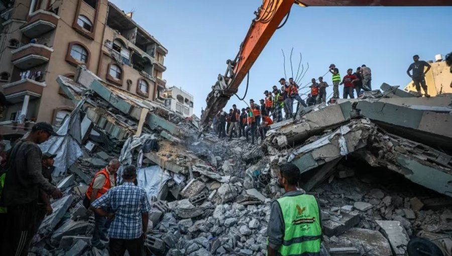 Sube a 21 el número de fallecidos tras derrumbe de un edificio dañado por la guerra en Gaza