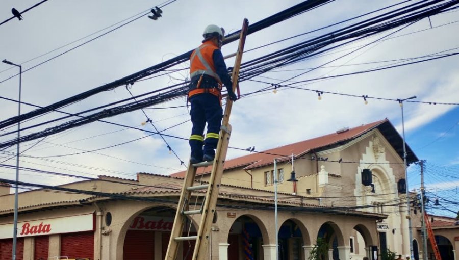 Villa Alemana inicia el retiro de fibra óptica en desuso y ordena el cableado en el paseo Latorre