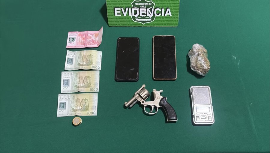 Detienen a sujeto que fue sorprendido vendiendo droga en plaza de Viña del Mar: le incautaron un arma y dosis de marihuana