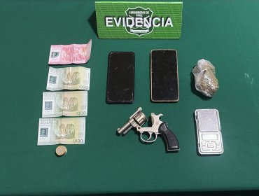 Detienen a sujeto que fue sorprendido vendiendo droga en plaza de Viña del Mar: le incautaron un arma y dosis de marihuana