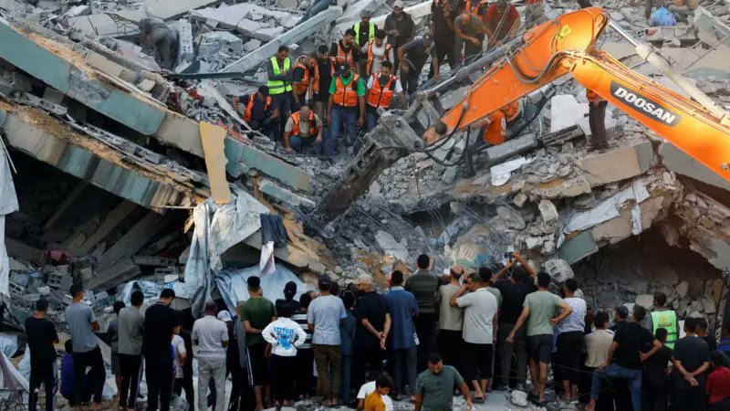 Ascienden a 16 los muertos tras derrumbe de edificio sobre tiendas de campaña en Gaza