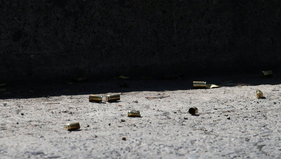 Alcaldesa de Quilicura denuncia "noche de terror" por balaceras y quema de auto en velorio de alto riesgo