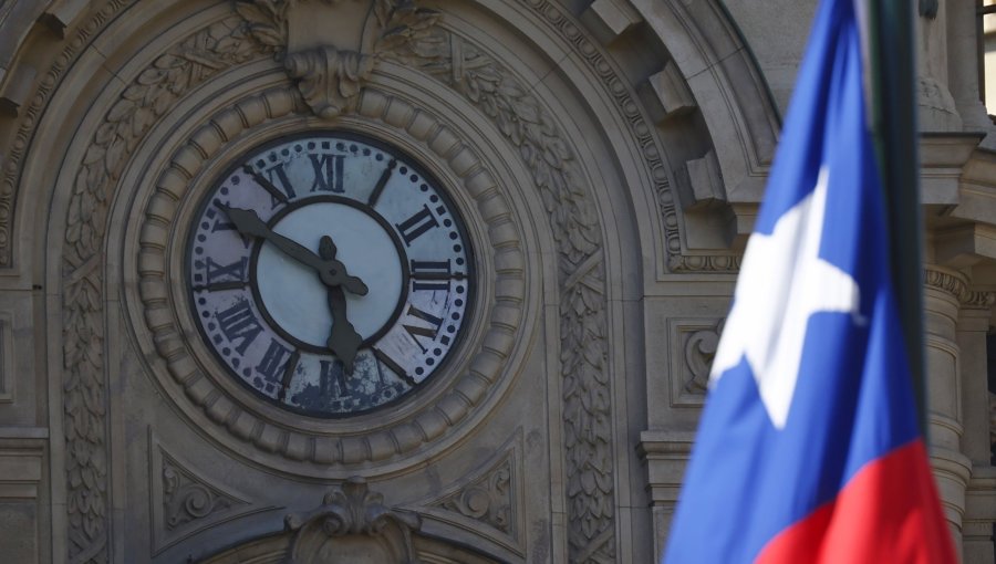 Senadores anuncian proyecto para eliminar definitivamente los cambios de hora en Chile