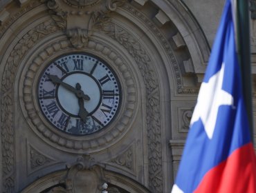 Senadores anuncian proyecto para eliminar definitivamente los cambios de hora en Chile