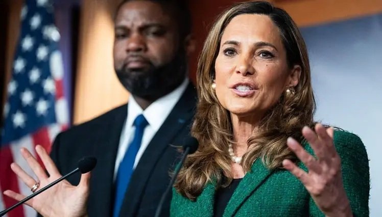 "Ha ido demasiado lejos": Congresista republicana cuestiona la política migratoria de Trump en plena ola de arrestos y deportaciones