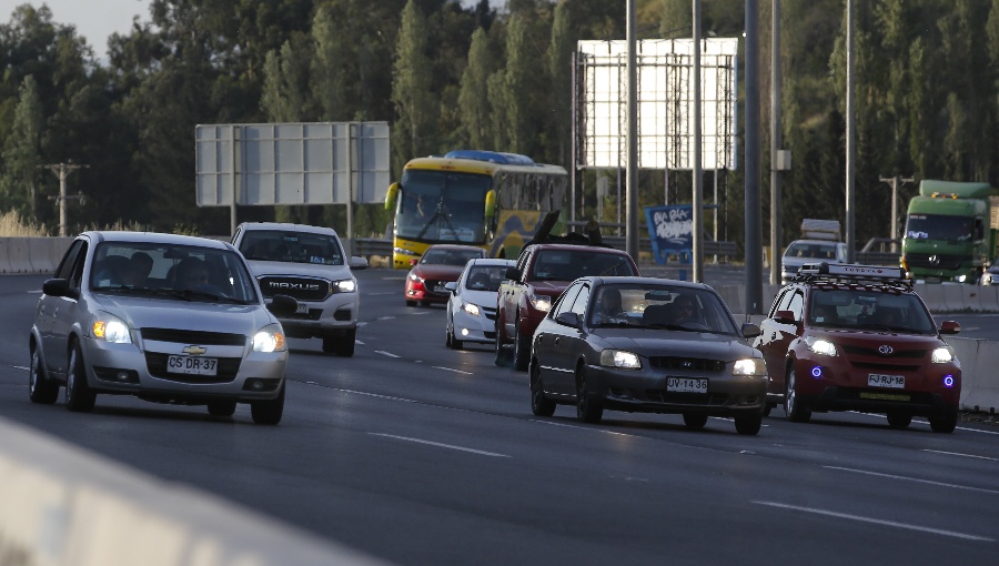 Más de 400 mil vehículos saldrán de la región Metropolitana por feriado de Fiestas Patrias: conozca aquí las medidas y horarios