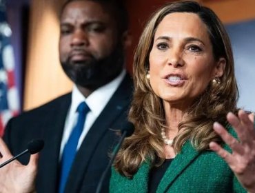 "Ha ido demasiado lejos": Congresista republicana cuestiona la política migratoria de Trump en plena ola de arrestos y deportaciones