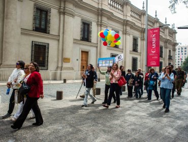 Familias de El Olivar protestan contra Poduje en La Moneda: lo acusan de "expropiar de forma encubierta" la propiedad de sus casas