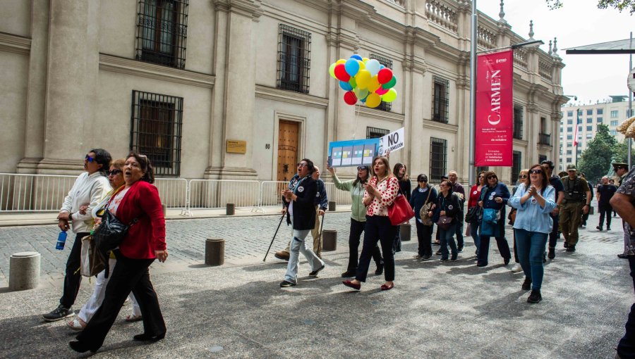 Familias de El Olivar protestan contra Poduje en La Moneda: lo acusan de "expropiar de forma encubierta" la propiedad de sus casas