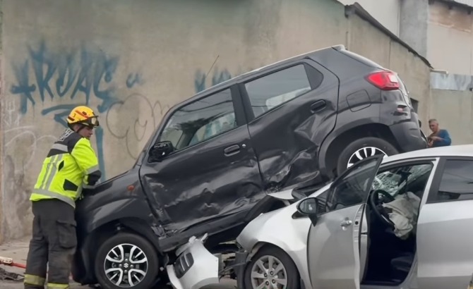 Cinematográfico accidente automovilístico: vehículo quedó montado sobre otro automóvil en San Felipe