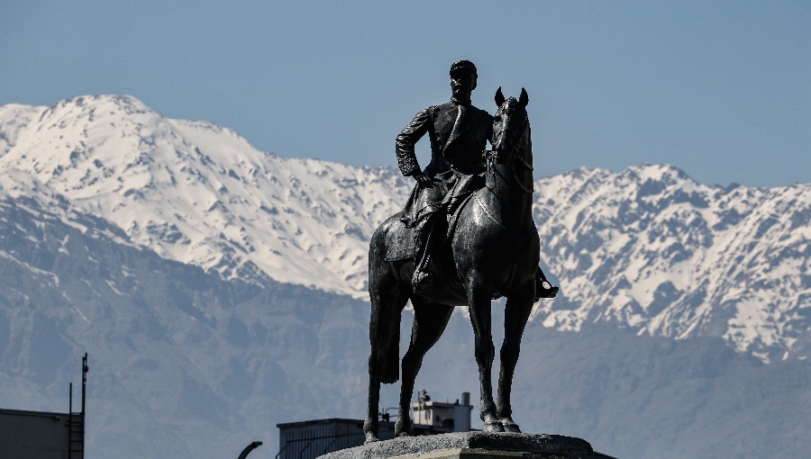 Reinauguran monumento al general Baquedano con desfile militar en Providencia