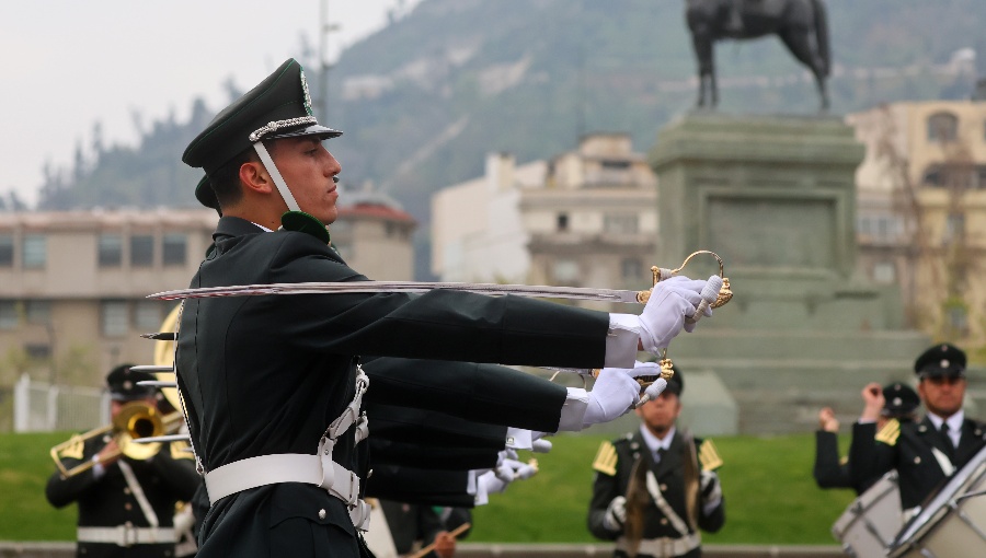 Con desfile reinauguraron monumento al general Baquedano en Providencia