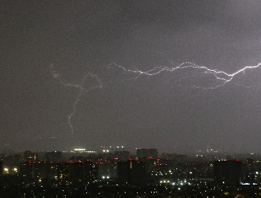 Emiten alerta meteorológica por vientos de hasta 90 km/h en siete regiones del país