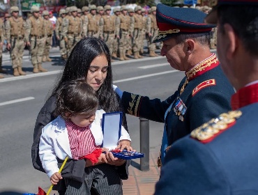 Ejército entrega medalla póstuma a cabo fallecido en la Macrozona Sur