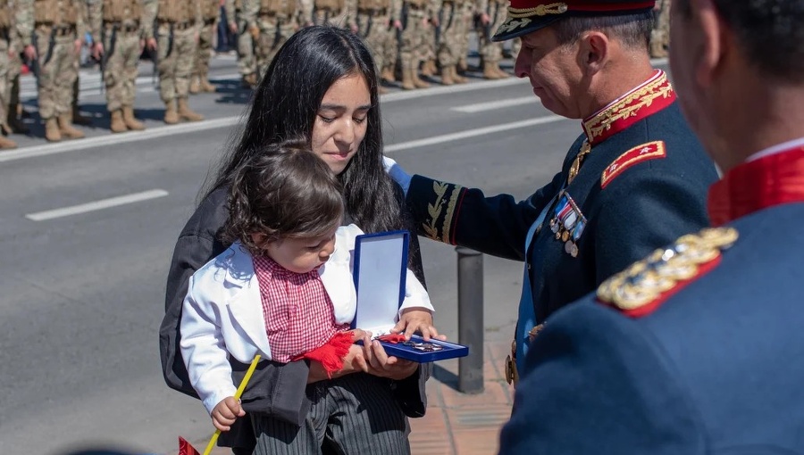 Ejército entrega medalla póstuma a cabo fallecido en la Macrozona Sur