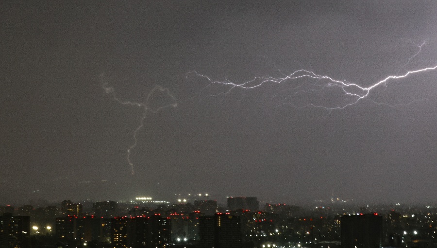 Emiten alerta meteorológica por vientos de hasta 90 km/h en siete regiones del país