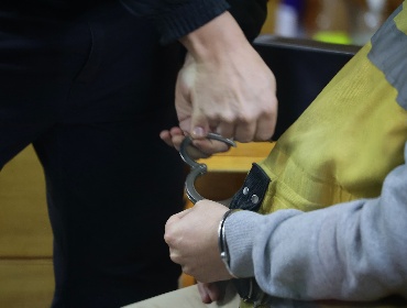 Prisión preventiva para asaltantes que balearon en el rostro a dueña de botillería en Curanilahue