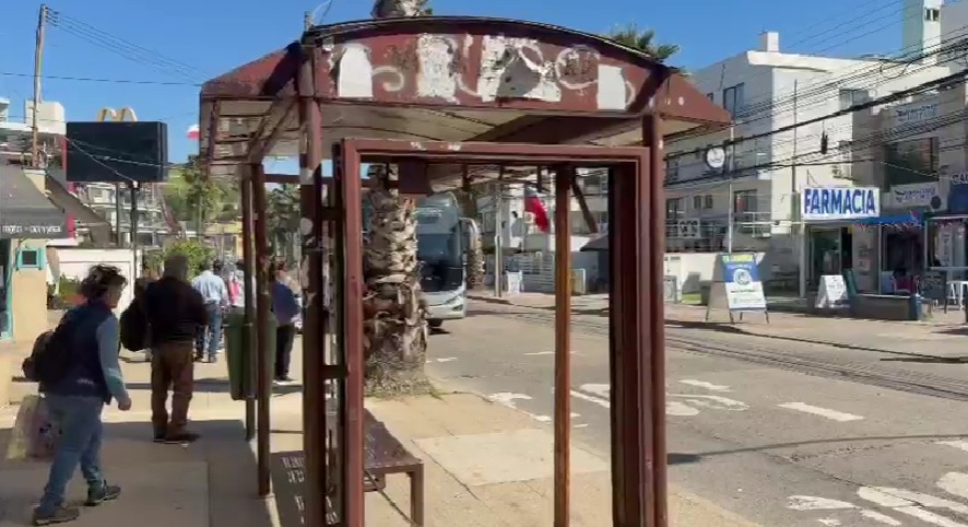 Vecinos y comerciantes alertan por deterioro de paraderos en el centro de Reñaca ante próxima temporada estival